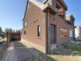 <p>Grotendeels gerenoveerde woning met een garage van 91 m² op een perceel van 6 are 91.</p><p>Op het gelijkvloers is er een inkomhal met gastentoilet, een zeer ruime leefruimte met plaats voor een open bureau naast de zithoek en eetplaats, een keuken (nog te installeren) en een berging.<br />Op de eerste verdieping zijn er 2 grote slaapkamers en een badkamer (kleine afwerkingen nodig).</p><p>Verder is er nog een stockagekelder en zolder.</p><p>Buiten is er een groot bijgebouw met elektrische sectionale poort vooraan en achteraan. Ideaal voor de hobbyist of kleine zelfstandige.</p><p>Achteraan is er nog ruimte om een prachtige tuin aan te leggen.</p><p>EPC: 226 kWh/m² UC: 20260804-0003927209-RES-1</p><p>Wens je een gratis schatting? Vergeet dan zeker geen contact met ons op te nemen!</p><p>Wil jij meer informatie over deze woning? Bel ons dan op 016 90 10 21 of mail naar info@future-home.be.</p><p>Woongebied en Agrarisch gebied, Vergunning, Geen Verkavelingsvergunning, Geen Dagv</p>