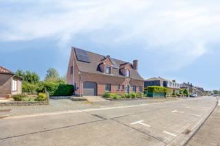 Deze ruime vrijstaande woning is gelegen in Pamel, nabij het centrum, scholen en dagelijkse voorzieningen. Met maar liefst 274 m² woonoppervlakte en een perceel met onderhoudsvriendelijke tuin biedt deze woning bijzonder veel ruimte en mogelijkheden.<br />De gelijkvloerse verdieping werd gerenoveerd in 2019 en omvat een ruime inkomhal met vestiaire en apart toilet, een kamer die kan gebruikt worden als bureel/hobby of zelfs als slaapkamer, een ruime leefruimte met pelletkachel en een volledig uitgeruste keuken met veel opbergruimte.<br />Verder beschikt de woning over een garage met sectionale poort en een kelder.<br />Op de eerste verdieping bevinden zich 3 ruime slaapkamers en een vierde kamer die dienst kan doen als babykamer, dressing of bureau. De slaapkamers beschikken over airco. Er is eveneens een extra berging en een ruime badkamer met douche, bad en toilet.<br />De ruime zolder is reeds geïsoleerd en ingedeeld in 3 ruimtes. Deze biedt tal van mogelijkheden voor extra slaapkamers, een bureau, hobbyruimte of andere doeleinden.<br />Buiten geniet u van een aangename tuin met een terras. <br />TROEVEN: EPC C, elektriciteit conform, zonnepanelen/batterij, laadpaal, elektrische rolluiken en regenwaterput<br />Voor meer informatie en/of een bezichtiging: 054 23 53 83 of info@localsvastgoed.be