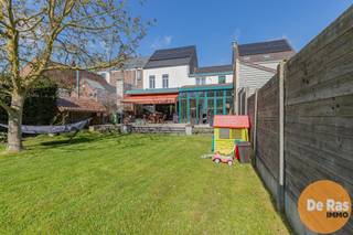 <strong>AALST - Instapklare, centraal gelegen gezinswoning met zonnige tuin en unieke ligging</strong><br /><br />Bent u op zoek naar een perfect onderhouden woning die bereikbaarheid combineert met rust en privacy? Dan is deze centraal gelegen parel in Aalst precies wat u zoekt.<br /><br />Via de ruime inkomhal betreedt u de woning, die meteen een gevoel van ruimte en licht uitstraalt. Aan de ene zijde bevindt zich de sfeervolle woonkamer, waar de grote raampartijen achteraan zorgen voor een prachtige lichtinval en een rustgevend zicht op de tuin. Aan de andere zijde vindt u de eetplaats met een volledig geïnstalleerde keuken. Beide leefruimtes worden op een stijlvolle manier met elkaar verbonden door een moderne glazen aanbouw, wat zorgt voor een harmonieus geheel.<br /><br />Het gelijkvloers wordt verder aangevuld met een douchekamer met wastafel, een toilet en een praktische en ruime berging/wasplaats met rechtstreekse toegang tot de straatzijde – ideaal voor het veilig stallen van fietsen of extra bergruimte.<br /><br />Op de eerste verdieping beschikt de woning over vier volwaardige slaapkamers, waarvan één met een comfortabele dressingkast. De ruime badkamer is uitgerust met een ligbad, wastafel en toilet.<br /><br />Buiten geniet u van een aangenaam zuidoost georiënteerd terras met aansluitend een mooie tuin. De achterzijde van het perceel grenst aan een groene zone, waardoor u hier in alle rust en privacy kan ontspannen – een zeldzame combinatie met de centrale ligging aan de voorzijde.<br /><br />De woning wordt verwarmd op gas, beschikt over een EPC C en de elektriciteit is volledig conform, wat bijdraagt aan een zorgeloze aankoop.<br /><br />Kortom: een lichtrijke, instapklare woning met vier slaapkamers, een prachtige tuin en een unieke ligging waar bereikbaarheid en rust elkaar perfect ontmoeten. Een buitenkans die u niet mag missen! Voor een afspraak bel:053/60.65.60.<br /><span>De prijs is een niet-bindende richtprijs. Na biedingen beslist de verkoper over verkoop aan het beste bod. Info via ons of reglement.</span>
