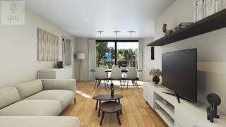 Welkom in Garenhof – nieuwbouwappartementen met de uitstraling van een villa<br /><br />Stap binnen in dit ruime en lichtrijke duplex nieuwbouwappartement, gelegen in een exclusief en kleinschalig project met slechts vier wooneenheden.<br />Garenhof combineert hedendaags comfort met de warme, tijdloze uitstraling van de klassieke pastorijstijl.<br />Door de opbouw in villastijl straalt het geheel rust en elegantie uit – een plek waar je écht thuiskomt, omgeven door groen en privacy.<br /><br />Indeling – Appartement op de eerste verdieping (rechts)<br />Met een bewoonbare oppervlakte van ±118 m² biedt dit appartement een doordachte en praktische indeling.<br />Je betreedt het appartement via de voorzijde van het gebouw. Op het eerste verdiep kom je binnen in de inkomhal met handige vestiaire en een apart toilet.<br />De leefruimte is een echte troef: grote raampartijen zorgen voor overvloedig daglicht en een prachtig uitzicht over de omliggende velden.<br /><br />De zithoek, eetruimte en open keuken vloeien harmonieus in elkaar over en bieden toegang tot een zonnig dakterras van bijna 20 m² – perfect om te genieten van rust en openheid.<br />Via een trap aan de achterzijde van de leefruimte bereik je het tweede verdiep, waar zich twee mooie slaapkamers en een ruime badkamer bevinden.<br /><br />Bij dit appartement hoort ook een inpandige garage, een zeldzaam en waardevol voordeel.<br /><br />Energiezuinig &amp; modern comfort<br />Dit appartement wordt sleutel-op-de-deur opgeleverd met afwerking volgens lastenboek. Meerwerken of persoonlijke keuzes zijn bespreekbaar.<br /><br />Het is voorzien van de nieuwste technieken en materialen, waaronder:<br />Zonnepanelen<br />Vloerverwarming met koelingsfunctie<br />Aluminium ramen met dubbele beglazing<br />Duurzame en kwalitatieve afwerking<br /><br />Extra troeven<br />Rustige ligging in een groene woonomgeving<br />Slechts 4 appartementen: exclusief en kleinschalig<br />Klassieke architectuur met moderne energieprestaties<br />Inpandige garage inbegrepen<br />P-score: B – G-score: A<br /><br />Prijs<br />375.000 euro excl. kosten<br />constructie: 278.230,56 euro excl 21% BTW<br />grond: 66.769,44 euro excl 12% registratie<br /><br />Zin om dit unieke appartement zelf te ontdekken?<br />Bel ons op 011/36.19.19 of 0473/34.61.42, kom langs op kantoor of we spreken terplekke af.<br /><br />We leiden je graag rond in dit prachtige project.