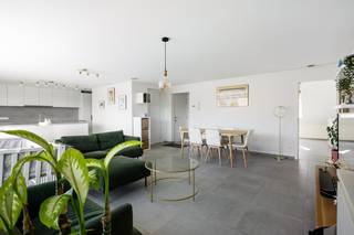 Op deze uitstekende locatie in het centrum van Onze-Lieve-Vrouw-Waver bevindt zich deze energiezuinige penthouse met twee slaapkamers en westgericht terras in een recent appartementsgebouw. U geniet hier van een uitstekende bereikbaarheid, op wandelafstand van winkels, horeca, scholen en het openbaar vervoer.<br /><br />Benieuwd naar deze prachtige penthouse? Klik hier voor een virtuele tour.<br /><br />Dit moderne appartement is gelegen op de derde verdieping van een kleinschalig gebouw. Er is een lift aanwezig die rechtstreeks tot in de leefruimte komt. Indien u de trap neemt, komt u binnen via de inkomhal met apart gastentoilet. De lichtrijke leefruimte, voorzien van airco, kan u inrichten met een gezellige zithoek en eetplaats. De open keuken is mooi geïntegreerd in het geheel en is voorzien van de meest kwalitatieve toestellen. Vanuit de leefruimte heeft u een prachtig zicht op de unieke gebouwen van het Sint-Ursula Instituut. Op het westgericht terras kan u steeds in alle rust en privacy genieten van het mooie weer. Zowel via de leefruimte als de keuken komen we bij de 2 slaapkamers alsook de badkamer, uitgerust met lavabo en douche. In deze ruimtes heeft u een prachtig zicht op de kerktoren van Onze-Lieve-Vrouw-Waver. De kerkklokken luiden niet doorheen de nacht om de nachtrust van de buurt te bewaken. Het appartement beschikt tenslotte over een ondergrondse parkeerplaats en kelderberging.<br /><br />Dit is een uitstekende opportuniteit als u op zoek bent naar een recente penthouse met 2 slaapkamers en ruim terras, voorzien van alle comfort. Contacteer ons voor meer informatie op 0472 82 80 66 of neem een kijkje op www.boonstravastgoed.be.<br /><br />Bijzonderheden:<br />- EPC score A<br />- Centrale ligging<br />- Rechtstreekse toegang met lift