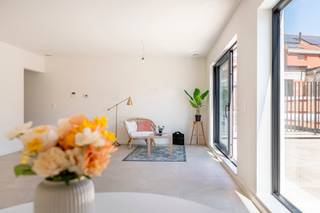 <p><span>Appartement nouvellement construit dans un complexe résidentiel branché situé dans le centre de Saint-Nicolas. </span></p><p><span> </span></p><p><span>L'appartement est situé au 1er étage et peut être atteint par des escaliers ou un ascenseur. Par le hall d'entrée avec toilettes séparées, vous entrez dans le salon lumineux. Une grande fenêtre coulissante vous permet d'accéder à la terrasse spacieuse. Le salon est équipé d'une cuisine ouverte avec tous les appareils nécessaires (réfrigérateur, cuisinière, four, lave-vaisselle, etc.). À côté de la cuisine, il y a également un débarras pratique avec un branchement pour la machine à laver. L'appartement comprend 2 chambres à coucher, une salle de bains avec double lavabo et douche, ainsi que des toilettes séparées.</span></p><p><span> </span></p><p><span>L'appartement dispose d'un local à vélos dans une zone sécurisée.</span></p><p><span>Ce bien bénéficie de finitions de qualité et a été entièrement repeint. Parfait pour une occupation immédiate !</span></p><p><span> </span></p><p><span>Les commerces et les écoles sont accessibles à pied. Il y a également un accès facile à l'E17 et aux routes principales. (Mobiscore 9.2/10).</span></p><p><span>Un point positif est le niveau E prévu de 38.</span></p><p><span> </span></p><p><span>Contactez-nous rapidement pour prendre rendez-vous à notre bureau et obtenir plus d'informations sur cette opportunité unique.</span></p><p><span> </span></p><p><span>*Le score EPC peut varier.</span></p><p><span> </span></p>