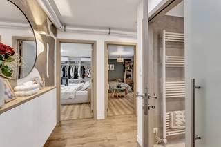 <p>Bent u op zoek naar <strong>een ruim en instapklaar appartement </strong>op een centrale ligging? Dan is dit <strong>volledig gerenoveerde appartement van maar liefst 108 m² </strong>zeker een bezoek waard! Het appartement bevindt zich op een uitstekende locatie, op wandelafstand van het station en het centrum van Liedekerke, met vlotte verbindingen naar omliggende steden en alle nodige voorzieningen binnen handbereik. Bij het betreden van het appartement komt u in de inkomhal, die toegang biedt tot de verschillende ruimtes. Op het gelijkvloers bevindt zich <strong>een garage</strong> die momenteel ingericht is als schoonheidssalon, ideaal voor zelfstandige activiteit of eenvoudig terug om te vormen tot garage. Verder beschikt het appartement over <strong>een lichtrijke en ruime woonkamer </strong>met een open, volledig uitgeruste leefkeuken – de perfecte plek om te ontspannen of gasten te ontvangen. Via de nachthal bereikt men <strong>de twee ruime slaapkamer</strong> en de moderne badkamer. <strong>Elektriciteit conform</strong> - Dubbel glas PVC - Dak vernieuwd + geïsoleerd - Vloer geïsoleerd - Centrale ligging. Kortom, een ruim en praktisch ingedeeld appartement op een toplocatie! (Maatregelen opgenomen in het maatregelenregister: neen)</p>