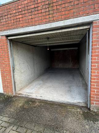 Garagebox 38 met manuele kantelpoort is gelegen in het centrum van Temse.Asbestveilig.Voor meer inlichtingen, gelieve ons te contacteren...
