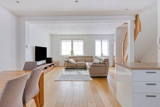 Deze instapklare gerenoveerde woning in Dilbeek is de ideale keuze voor wie op zoek is naar een comfortabele starterswoning met tuin, garage en...