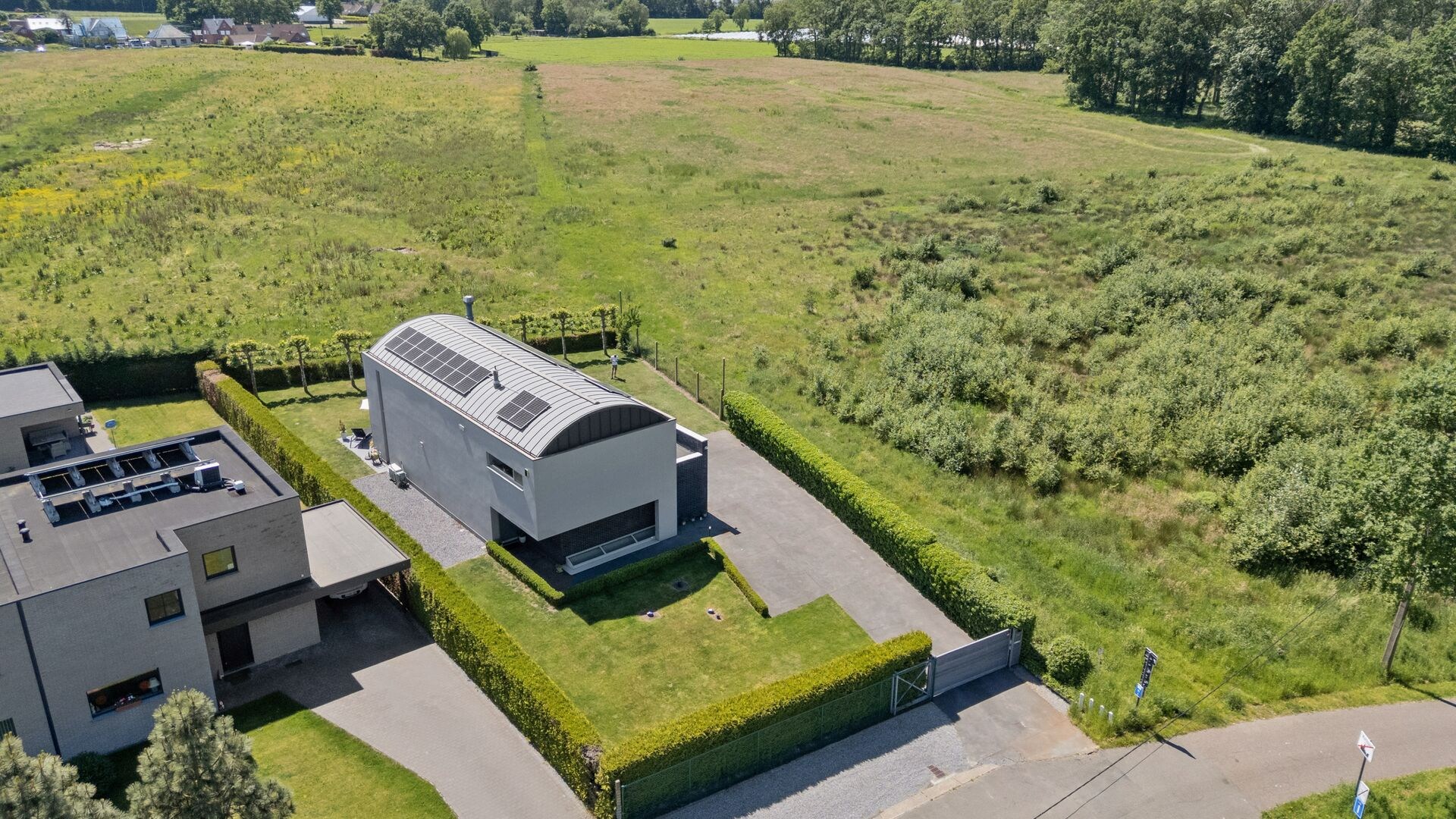 Exceptional design villa at the Herkenrode forest - exclusive living at a prime location. - photo 2