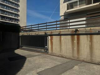 <p><span>Op een uitstekende en strategische locatie in Willebroek, vlak bij de <strong>A12</strong> en belangrijke invalswegen, bevindt zich deze ruime <strong>inpandige garagebox</strong> in Residentie Talmar II.</span></p><p><span>De garage biedt voldoende ruimte voor het veilig parkeren van een wagen en/of het opbergen van extra materiaal. Dankzij de inpandige ligging staat uw voertuig bovendien beschut tegen weersinvloeden. De garage wordt extra beveiligd door de <strong>gemeenschappelijke afgesloten inrijpoort</strong>, wat zorgt voor een veilige en afgesloten omgeving.</span></p><p><span>Een ideale oplossing voor wie op zoek is naar een <strong>veilige, ruime en goed gelegen garagebox</strong> in Willebroek.</span></p>