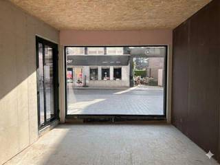 Rez-de-chaussée commercial d'environ 60 m² situé dans la Wallenstraat à Roeselare. Cette propriété est proposée sous forme de coque, avec des finitions supplémentaires en étroite consultation avec le locataire potentiel. Idéal comme bureau, espace de pratique ou entreprise.Spécifications du rez-de-chaussée commercial :- Superficie d'environ 60 m²- État de la coque (finition en consultation)- Vitrine avec sac d'entrée couvert- Eau, électricité et égouts urbains- Stationnement communautaire devant la porteLa taxe foncière et les frais communs sont à la charge du locataire.Vous recherchez un bien immobilier commercial composé d'un rez-de-chaussée commercial à louer à Roeselare ? N'hésitez pas à nous contacter au 051 21 22 23.
