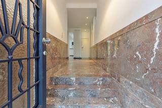 <h2><span>Karaktervolle woning op topligging bij Park Den Brandt</span></h2><p><span>Gelegen op een </span><span>top residentiële ligging nabij Park Den Brandt</span><span>, vindt u deze ruime en karaktervolle woning met </span><span>4 slaapkamers, 2 badkamers, een prachtige zuidwestgerichte tuin, dakterras, kelder en inpandige garage</span><span>.</span></p><p><span>De woning beschikt over een stijlvolle inkomhal met marmer, een gezellige leefruimte en charmante eetkamer op authentiek parket, met rechtstreekse toegang tot terras en tuin.</span></p><p><span>De </span><span>volledig ingerichte BOFFI-keuken</span><span> biedt veel werk- en bergruimte, een gezellige eethoek en een prachtig zicht op de tuin.</span></p><p><span>Op de eerste verdieping bevinden zich </span><span>3 slaapkamers</span><span> en een badkamer met dubbele wastafel, bad, douche en toilet. De tweede verdieping omvat een ruime </span><span>4de slaapkamer van 21 m² met ingemaakte kasten</span><span> en een tweede badkamer met inloopdouche.</span></p><p><span>Een absolute troef is het </span><span>zuidwestgerichte dakterras van 24 m²</span><span>. De diepe tuin van ca. </span><span>20 meter</span><span> biedt bijzonder veel rust en privacy.</span></p><p><span>Verder beschikt de woning over een </span><span>ruime droge kelder met verschillende ruimtes</span><span>, een was-/hobbykelder en een inpandige garage met automatische poort.</span></p><p><span>Troeven:</span><span> topligging 4 slaapkamers 2 badkamers zuidwestgerichte tuin dakterras inpandige garage ruime kelder dubbele beglazing rolluiken nieuwe Vaillant-ketel alarm parlofoon nabij scholen, winkels en openbaar vervoer.</span></p>