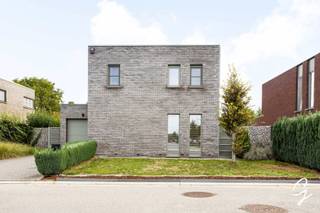 <p>Deze energiezuinige open bebouwing werd gebouwd in 2015 en is gelegen in een rustige, kindvriendelijke wijk zonder doorgaand verkeer. Hier woont u van een aangename woonomgeving, op korte afstand van het centrum van Geraardsbergen. Scholen, supermarkten, het station en andere voorzieningen bevinden zich in de nabije omgeving. Zowel met de fiets, de wagen als het openbaar vervoer is alles vlot bereikbaar.</p>
<p>Ook op energetisch vlak scoort deze woning uitstekend. Dankzij de zonnepanelen, zonneboiler, warmtepomp en condensatieketel op gas beschikt de woning over een gunstig EPC-label A. Daarnaast is er airconditioning voorzien, een ventilatiesysteem aanwezig en is de elektrische installatie conform. De woning is volledig instapklaar en beschikt over alle hedendaagse technieken.</p>
<p>Indeling: Op het gelijkvloers vindt u de inkomhal met apart gastentoilet, een aangename leefruimte met aansluitend de keuken en een praktische berging die rechtstreeks toegang geeft tot de garage.</p>
<p>Op de eerste verdieping bevinden zich drie slaapkamers en een badkamer.</p>
<p>Buiten beschikt de woning over een terras en een tuinhuis. Daarnaast is er een regenwaterput met een capaciteit van maar liefst 15.000 liter aanwezig.</p>
<p>Ook aan veiligheid werd gedacht. De woning is uitgerust met een alarmsysteem voor zowel binnen als buiten.<br /><br />Meer info? Een bezoek? Bel Jordi 0477/32.61.53</p>