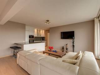 <p><span>Appartement lumineux de 2 chambres, prêt à emménager, avec une grande terrasse !</span></p><p><span>Cet appartement de caractère, doté d’un bon indice de performance énergétique (EPC), est situé au</span><span><sup>7e</sup></span><span></span><span> étage d’un immeuble avec ascenseur, au cœur de la célèbre avenue Fruithoflaan. La lumière naturelle et la vue rustique depuis la vaste terrasse constituent le fil conducteur de cet appartement. Son excellent score Mobiscore de 9,3/10 s'explique par la présence, à quelques minutes à pied, de nombreux commerces, écoles, parcs, restaurants et installations sportives. Les transports en commun et les principaux axes routiers sont également à proximité immédiate. En bref, un bien parfait pour y vivre, mais aussi un investissement intéressant offrant un beau rendement ! </span></p><p><span> </span></p><p><span>L'appartement présente l'agencement suivant :</span></p><p><span> </span></p><p><span>Hall d’entrée, pièce à vivre &, cuisine :</span></p><p><span>Vous entrez dans l’appartement par le hall d’entrée indépendant, qui offre suffisamment d’espace pour un vestiaire. Le regard est immédiatement attiré par le parquet à carreaux d’origine qui recouvre la quasi-totalité de l’appartement. Le salon bénéficie d’une lumière naturelle abondante, d’une vue magnifique et est équipé de volets roulants électriques. Juste à côté, vous trouverez la cuisine avec un haut niveau d’ "t un style vintage", équipée d’une plaque de cuisson électrique, d’une hotte, d’un four, d’un lave-vaisselle, d’un évier à un bac et demi, ainsi que de nombreux plans de travail et espaces de rangement. À l’avenir, il sera possible d’ouvrir l’espace de la cuisine. </span></p><p><span> </span></p><p><span>Hall de nuit, chambres, salle de bains & WC :</span></p><p><span>Le couloir de nuit, doté d’une armoire encastrée, donne accès aux spacieuses chambres d’environ 11 et 13,5 m². Les deux chambres sont également revêtues d’un magnifique parquet et disposent de volets roulants électriques. L’une des chambres est équipée d’une grande armoire murale encastrée. La salle de bains, facile d’entretien et dotée de carrelages muraux et de sol de style rétro, comprend une baignoire-douche, un lavabo avec meuble de toilette, une armoire murale et des branchements pour la machine à laver et le sèche-linge. Ce style se retrouve dans les toilettes séparées, équipées d’un lavabo.</span></p><p><span> </span></p><p><span>Terrasse, cave et place de garage :</span></p><p><span>L'appartement dispose d'une vaste terrasse d'environ 19 m². Vous pourrez y profiter toute la journée d'une vue agréable et verdoyante. C’est l’endroit idéal pour se détendre complètement après une journée bien remplie, en dégustant un apéritif pétillant ou un délicieux repas. Une cave privative très pratique est incluse. Le garage souterrain avec porte électrique (télécommande et code numérique), raccordé à l'eau et à l'électricité, est un véritable luxe et peut être acheté au prix d'€ 29 500.</span></p><p><span> </span></p><p><span>Atouts supplémentaires :</span></p><p><span>- Emplacement de choix</span></p><p><span>- PEB B</span></p><p><span>- Isolation du toit : 10 cm de PUR</span></p><p><span>- Caractère et authenticité</span></p><p><span>- Double vitrage</span></p><p><span>- Volets roulants électriques</span></p><p><span>- Vaste terrasse d'"s avec vue"</span></p><p><span>- Cave </span></p><p><span>- Garage fermé avec porte électrique</span></p><p><span> </span></p>