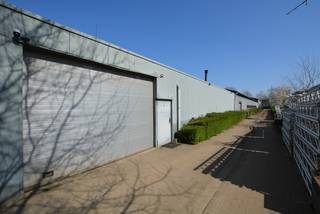 Op een strategische locatie te Herenthout industrie bevindt zich dit ruim magazijn van 440 m² met aparte bureauruimte.Het magazijn is achterin...