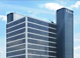 Kantoorgebouw gelegen op een unieke locatie in de Antwerpse Haven, aan de overgang van het Albertdok naar het Leopolddok.<br /><br />* NIEUW* <span>Werkplekken All-Inn formule ook afzonderlijkte huur 1-3 pers. op de 2de verdieping</span>