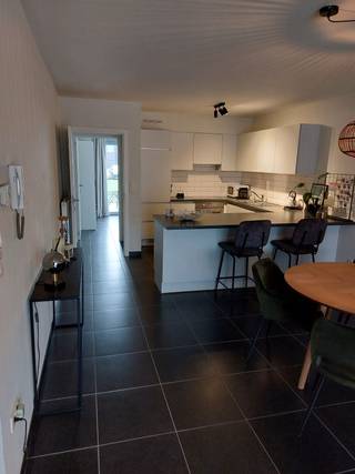 <strong>Dit appartement is beschikbaar vanaf 1 december 2026! Vroeger is bespreekbaar!<br />Geen vaste kosten!!</strong><br /><strong>Inclusief 2 parkeerplaatsen!</strong><br /><br />Dit gelijkvloerse appartement beschikt over twee slaapkamers, een aangename leefruimte met keuken en een ruim terras aan de zijde van de slaapkamers.<br /><br />Verder zijn er twee autostaanplaatsen en twee kelderbergingen aanwezig, wat zorgt voor de nodige praktische opbergruimte.<br /><br />Het appartement is gelegen op fietsafstand van het centrum van Hasselt en heeft dankzij de nabijheid van de autosnelweg een vlotte verbinding met de omliggende gemeenten en steden.<br /><br />Een praktisch appartement op een gunstige locatie, ideaal voor wie rustig wil wonen en toch dichtbij Hasselt wil zijn.<br /><br /><strong>Word jij de bewoner van dit prachtig appartement? Surf naar www.vdv-vanderveken.be, kies bij “TE HUUR” voor dit pand en vul de kandidatenfiche in (klik in het gouden balkje op “Ik wil dit pand graag huren!”). Wij contacteren je voor een afspraak! </strong>