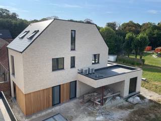 Laatste 2 appartementen te koop - 6% BTW mogelijk (ook als investering)<br />Residentie "Ten Hove" is heel aangenaam gelegen nabij het schilderachtige dorpsplein van het gezellige Wieze. In deze kleinschalige residentie zijn slechts 7 appartementen en dit opgedeeld in 2 aparte gebouwen van 5 en 2 appartementen. De gebouwen zijn voorzien van zowel bezoekersparkings vooraan als achteraan privatieve parkeergelegenheden en een grote afgesloten fietsenberging. Er zijn zowel 1- als 2-slaapkamerappartementen voorzien van heel veel lichtinval! Energiezuinig wonen is hier de sleutel van het totaalconcept met het oog op rust, kwaliteit & luxe! De afwerking van de appartementen gebeurt in samenspraak met de verkoper, hiervoor zijn budgetten bepaald in het lastenboek. Bent u er snel bij dan heeft u inspraak in de ontwikkeling van uw nieuwe woonst. Bel of mail vrijblijvend voor uw afspraak zodat wij de kans krijgen om dit prachtig project aan u voor te stellen. info@rosiersderidder.be of 052/41.41.94<br /><br />Referentie: 5336