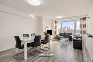 Welkom in dit uitnodigende appartement in het hart van Aalst, waar comfort en stadsleven harmonieus samenkomen. Met een bewoonbare oppervlakte van 96m² biedt dit goed onderhouden appartement twee ruime slaapkamers en een moderne badkamer, ideaal voor jonge gezinnen of koppels. De lichte en luchtige woonkamer biedt voldoende ruimte voor zowel een gezellige zithoek als een eetgedeelte, perfect voor het ontvangen van gasten. De grote ramen laten overvloedig daglicht binnenvallen en geven een panoramisch uitzicht over de bruisende stad. De keuken is functioneel ingericht met moderne toestellen en biedt voldoende werkruimte en opbergruimte. De badkamer biedt een rustgevende plek met een ligbad. Hoewel er geen garage of staanplaats bijhoort, zijn er in de directe omgeving diverse parkeermogelijkheden. Maak van deze kans gebruik om te wonen in het hart van Aalst met alle voorzieningen, winkels en openbaar vervoer op wandelafstand. Beleef de ideale mix van stedelijke dynamiek en huiselijk comfort. Aarzel niet om contact op te nemen voor een bezichtiging van dit aantrekkelijke appartement! Bestuursmaatregelen in het maatregelenregister: nee
