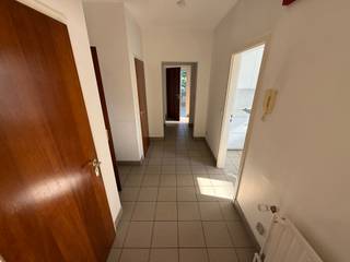 Appartement situé au deuxième étage d'un petit immeuble dans un quartier calme, comprenant: hall d'entrée avec toilette séparée et vestiaire, living, cuisine équipée, salle de bains et 2 chambres à coucher. Il y a également une cave individuelle. PEB: C. Charges: 125 EUR/mois (provision eau, provision chauffage et charges communes).