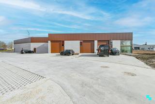 Deze KMO-unit van ca. 123 m² met automatische sectionaalpoort (afmeting ca. 4M x 6M) is zeer strategisch gelegen op de as Kortrijk - Roeselare...