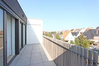 Prachtige assistentieflat gelegen in Residentie Cypres Gardens nabij het Zegemeer te Knokke uitgebaat door 'Time for Quality'.Indeling: inkom met...