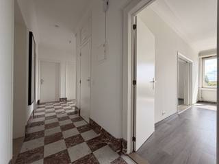 <p><span>ANTWERPEN - Jan Van Rijswijcklaan:</span><span> Zeer mooi gerenoveerd appartement van ca 155m² met 3 slaapkamers, 2 badkamers en autostaanplaats.</span></p><p><span> </span></p><p><span>BESCHRIJVING:</span></p><p><span> </span></p><p><span>Appartement 5C op de 5° verdieping van zeer verzorgd gebouw.</span></p><p><span>Inkomhal (ca. 9,5m²) op marmeren tegels (dambordmotief).</span></p><p><span>Vestiairekast.</span></p><p><span>Nieuw gastentoilet met mozaiektegels en handenwasser.</span></p><p><span>Lichte leefkamer (ca. 32m²) op parket, met open haard op gas. Brede raampartijen zorgen voor veel lichtinval.</span></p><p><span>Gelakte, houten schuifdeuren scheiden de leefkamer van de eetkamer.</span></p><p><span>Eetkamer (ca. 26,5m²), Open haard op gas.</span></p><p><span>Volledig geïnstalleerde nieuwe keuken met kasten en toestellen (oven, keramische kookplaat, dampkap, vaatwasser, koelkast)</span></p><p><span>Slaapkamer 1 (ca. 14,5m²) </span></p><p><span>Slaapkamer 2 (ca. 19m²)  met annex badkamer.</span></p><p><span>Deze badkamer is voorzien van ligbad, dubbele lavabo, douche, toilet, aansluiting wasmachine en droogkast, schabben.</span></p><p><span>Slaapkamer 3 (ca. 12m²) op parket met aansluitend badkamer 2, voorzien van douche en lavabo.</span></p><p><span> </span></p><p><span>Kelder.</span></p><p><span> </span></p><p><span>Inpandige autostaanplaats aan 120€/maand</span></p><p><span> </span></p><p><span>BIJZONDERHEDEN:</span></p><p><span> </span></p><p><span>- Totaalrenovatie - instapklaar - afwerking met hoogwaardige materialen.</span></p><p><span>- Gemeenschappelijke kosten: 250 €/maand (provisie voor verwarming, water, lift, onderhoud gebouw)</span></p><p><span>- Residentiële ligging dicht bij openbaar vervoer en alle grote invalswegen</span></p><p><span>- Alarm</span></p><p><span>- Overal dubbele beglazing</span></p><p><span>- Lichtrijk en marmeren vloeren</span></p><p><span>- Dubbele marmeren schouw</span></p><p><span>- Onmiddellijk beschikbaar</span></p>