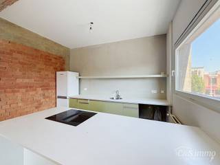 Dit aangename appartement bevindt zich op de eerste verdieping van een kleinschalig gebouw met lift, op een uitstekende ligging op wandelafstand van het Te Boelaarpark.<br />Via de inkomhal met vestiaire betreedt u de woning. De lichtrijke leefruimte geniet dankzij de grote raampartijen van een aangename natuurlijke lichtinval. Aansluitend bevindt zich de volledig uitgeruste keuken, voorzien van een koelkast met diepvriesvak, een inductiekookplaat, dampkap, oven en een aansluiting voor een wasmachine en plaats voor een droogkast.<br />De eerste slaapkamer (ca. 11 m²) ligt aan de rustige achterzijde van het gebouw, waardoor u optimaal kunt genieten van de stilte. Aan de inkomhal bevinden zich de tweede slaapkamer en de badkamer, uitgerust met een inloopdouche, een lavabo en een toilet.<br />Tot slot beschikt het appartement over een gezellig, inpandig terrasje aan de achterzijde van het gebouw, een ideale plek om even tot rust te komen.<br />Maandelijkse kosten bedragen 150 euro (incl voorschot water & verwarming).<br />Beschikbaar vanaf 01/08/2026