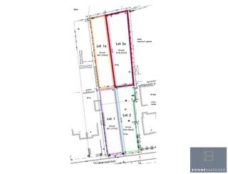Op dit perceel bouwgrond, zonder bouwverplichting én vrij van aannemer, kunt uw eigen droomwoning laten ontwerpen.<br /><br />De ligging in “Woongebied met landelijk karakter” vat alles samen. Aan de voorzijde geniet u van het comfort dat alle nutsvoorzieningen in de straat aanwezig zijn. Vanuit de te bouwen woning en tuin geniet u van zicht op het groen (agrarisch gebied).<br /><br />Bovendien bent u in Kleit slechts enkele minuutjes verwijderd van alle mogelijke winkels te Maldegem.<br /><br />Daarnaast is er een vlotte verbinding met Brugge, de kust, de N49 en de E40 via Aalter.<br /><br />Indien u met éénzelfde aannemer wil samenwerken voor de bouw én dat zonder zorgen, staan we u graag bij.<br /><br />Contacteer Bonne Vastgoed 7 op 7 voor meer info of bezoek via 0468104040 of info@bonnevastgoed.be