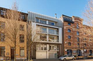 In een kleinschalige en uitstekend onderhouden residentie (bouwjaar 2000), rustig gelegen in de Kribbestraat op het gegeerde Eilandje, bevindt zich dit ruime en lichtrijke appartement met een bewoonbare oppervlakte van ca. 144 m² (volgens EPC). De locatie combineert rust met een uitzonderlijke nabijheid van de jachthaven, het MAS, gezellige restaurants en cafés. Ook winkels, openbaar vervoer en belangrijke invalswegen liggen op korte afstand.<br /><br />Het appartement bevindt zich op de tweede verdieping en geniet van een doordachte, functionele indeling met royale leefvolumes. De ruime woonkamer met open keuken vormt het hart van de woning en profiteert van een overvloedige lichtinval dankzij de grote raampartijen. De leefruimte biedt voldoende plaats voor zowel een comfortabele zithoek als een ruime eetplaats, wat zorgt voor een bijzonder aangename en uitnodigende sfeer.<br /><br />Via de hal bereikt u drie volwaardige slaapkamers en twee badkamers, ideaal voor gezinnen of wie graag extra comfort wenst. Daarnaast zijn er een apart gastentoilet, een ruime wasplaats en een praktische, droge berging aansluitend aan de keuken — perfect als extra opslagruimte.<br /><br />Achteraan beschikt het appartement over een terras van ca. 6 m² waar u in alle rust kan genieten van de buitenlucht. Aan de voorzijde is er bovendien een balkon met een fraai zicht op de jachthaven, een absolute troef voor wie houdt van de dynamiek van het Eilandje.<br /><br />Het appartement heeft een gunstig EPC label B (116 kWh/m² jaar), wat bijdraagt aan een energiezuinig en comfortabel woonklimaat.<br />Op het gelijkvloers bevindt zich tot slot een autostaanplaats, verplicht mee aan te kopen aan 35.000 EUR.<br /><br />Kortom, een ruim en comfortabel appartement op een bijzonder gegeerde locatie in Antwerpen, ideaal voor wie rustig wil wonen aan het Eilandje.<br /><br />Momenteel verhuurd tot en met juni 2026.<br /><br />Voor verdere informatie of een vrijblijvende bezichtiging kunt u bellen naar 03 225 00 68 of mailen naar info@wellimmo.net.