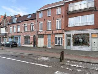 Uniek bouwproject met veel potentieel in Assebroek! Volledig te renoveren woning aan de Baron Ruzettelaan 197 op een zeer ruim perceel (589 m²). Kies voor een totaalrenovatie of realiseer uw droomhuis met een nieuw bouwproject. Zeldzame kans op een toplocatie, vlakbij scholen, winkels, openbaar vervoer en met een vlotte verbinding naar centrum Brugge en Oostkamp <br /><br /><br />Dit pand is onderworpen aan de renovatieverplichting van de Vlaamse overheid voor residentiële gebouwen (behoudens bij sloop binnen 5 jaar na de aankoop). Consulteer voor meer informatie de website van het Vlaams Energie- en Klimaatagentschap via https://www.vlaanderen.be/een-woning-kopen/renovatieverplichting-voor-residentiele-gebouwen