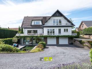 <strong>PRACHTIGE KARAKTERVOLLE KANTOORVILLA OP EEN PERCEEL VAN 34A94CA TE MAASEIK (NIEUWE VOORWAARDEN!)</strong><br /><br /><strong>TROEVEN</strong><br />- Toplocatie met uitstekende zichtbaarheid en bereikbaarheid.<br />- Instapklaar en representatief – ideaal als prestigieuze kantoorvilla of combinatie van wonen en werken.<br />- Riante bewoonbare oppervlakte verdeeld over drie niveaus: volgens EPC een bruikbare vloeroppervlakte van 544m².<br />- Veelzijdige indeling met meerdere kantoren, vergader- en polyvalente ruimtes.<br />- Luxe afwerking: marmeren vloeren, parketvloeren, inbouwkasten, dimbare inbouwspots en hoogwaardige materialen.<br />- Moderne keuken uitgerust met alle toestellen.<br />- Ruime leef- en werkruimtes met natuurlijke lichtinval en directe toegang tot terrassen en tuin.<br />- Drie slaapkamers en twee badkamers op de eerste verdieping, inclusief dressings.<br />- Ruime garage en magazijn/opslag (samen meer dan 100 m²) – ideaal voor professionelen of zelfstandigen.<br />- Meerdere terrassen en balkons met prachtig zicht op de aangelegde tuin.<br />- Buitenruimte met vijverpartij, terrassen, tuinhuis en automatische toegangspoort, volledig voorzien van beregeningssysteem.<br />- Technisch volledig uitgerust: vloerverwarming, airco, alarm, luidsprekers, beregening en domotica-elementen.<br /><br /><strong>VERDIEPING -1 (180m²)</strong>: 2 kantoren/polyvalente ruimtes, keuken, technische ruimte, toilet, garage, opslagruimte/magazijn, CV-ruimte. <br /><strong>GELIJKVLOERS (160m²)</strong>: inkomhal, hal, gastentoilet, bureau, keuken, bijkeuken, eetplaats, leefruimte. <br /><strong>VERDIEPING +1 (120m²)</strong>: overloop 2 badkamers, 3 slaapkamers, dressing, 3 balkons. <br /><br /><strong>EXTERIEUR</strong><br />- Bekiezelde oprit.<br />- Automatische toegangspoort.<br />- Apart zij-ingang kantoor.<br />- Terras linkerzijde woning (6,40m x 5,40m = 34,56m²): terrastegels.<br />- Terras achterzijde woning (3,70m x 8,00m = 29,60m²): buitenhaard, blauwe steen.<br />- Vijverpartij (3,00m x 9,00m = 27,00m²): filterinstallatie.<br />- Terras (9,00m x 4,00m = 36,00m²): spots.<br />- Tuinhuis (3,00m x 3,00m = 9,00m²) met 2 terrasoverkappingen.<br />- Terras aan tuinhuis (8,00m x 8,00m = 64,00m²): beklinkerd.<br />- Prachtig aangelegde tuin met druppel- en beregeningssysteem.<br /><br />Bekijkt u deze advertentie via een aanverwante vastgoedsite, surf dan zeker naar onze website www.N78vastgoed.be voor een uitgebreide beschrijving en foto's. Meer info: +32 (0)89 86 18 88 of info@N78vastgoed.be.