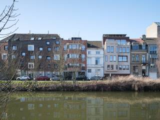- Laatste entiteit in deze kleinschalige residentie -
Dit kwalitatief en hedendaags gerenoveerd appartement is gelegen aan de Stropkaai. Achter deze karaktervolle gevel, treft u een lichtrijk appartement dat luxueus wonen, privacy en een unieke ligging aan het water combineert met de nabijheid van het bruisende Gentse stadsleven.
Dit uitzonderlijk en hoogwaardig afgewerkt appartement bevindt zich op een boogscheut van het historische centrum van Gent. Het pand maakt deel uit van een kleinschalige residentie met slechts vier entiteiten, wat garant staat voor rust, privacy en exclusiviteit.
Het appartement, gelegen op de tweede verdieping, biedt een adembenemend, open zicht op het water en de omgeving. Dankzij de gunstige ligging geniet u van een uitstekende bereikbaarheid met zowel de wagen als het openbaar vervoer, terwijl winkels, scholen en het stadscentrum zich op wandelafstand bevinden.
Binnenin werd bijzonder veel aandacht besteed aan kwaliteit en afwerking. De drie volwaardige slaapkamers zijn voorzien van stijlvolle parketvloeren en beschikken over grote raampartijen die voor heel wat lichtinval zorgen. De master bedroom heeft een ensuite badkamer uitgerust met een douche, toilet en dubbele wastafel. Daarnaast is er een tweede douchekamer met een ruime inloopdouche en een afzonderlijk gastentoilet.
De gezellige, open keuken vormt het hart van het leef- en eetgedeelte. Ze werd high-end afgewerkt en is voorzien van alle nodige inbouwtoestellen. Het elegante kookeiland nodigt uit tot gezellig samenzijn, terwijl u geniet van het prachtige uitzicht op het water.
Dankzij de royale raampartijen kan u ook vanuit de gezellige leefruimte genieten van het adembenemende zicht.
Achteraan bevindt zich een ruim terras dat voldoende plaats biedt voor een knusse zithoek of eettafel – de ideale plek om in alle rust te genieten van de avondzon.
Ook aan energiezuinigheid werd de nodige aandacht besteed. Het appartement beschikt over een energieprestatiecertificaat label A en is uitgerust met vier zonnepanelen, wat niet alleen bijdraagt aan een lagere energiekost maar ook aan een duurzame levensstijl.
Als extra troef hoort bij het appartement ook een ruime, privatieve kelderberging.
Interesse? Neem vandaag contact op met ons kantoor en plan uw bezichtiging in!
Kosten voor het aandeel in de basisakte en nieuwe aansluitingen (3.000 euro excl. BTW) vallen ten laste van de koper.