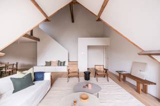 Dit prachtige duplex appartement in Leiepark biedt een unieke combinatie van luxe, comfort en geschiedenis. Met een oppervlakte van 108 m² en...