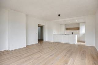 Bent u op zoek naar het perfecte kust appartement waar luxe, ruimte en een uitstekende ligging samenkomen? Dit recent gerenoveerde pand in Zeebrugge biedt u een unieke kans om te wonen of te investeren aan de Belgische kust. Het appartement is in 2026 volledig afgewerkt met hoogwaardige, kwalitatieve materialen en met een uitzonderlijk oog voor detail. Dankzij de kleinschalige residentie geniet u hier van een rustige omgeving en heeft u bovendien het grote voordeel dat er geen syndicus aanwezig is, wat de vaste kosten aanzienlijk drukt.De ligging is namelijk een absolute troef. U bevindt zich op enkele meters van het strand van Zeebrugge, het openbaar vervoer en een vlotte verbinding naar Brugge of andere badsteden. Als extra troef biedt dit vastgoed de mogelijkheid tot het aankopen van een garagebox in de residentie met extra plaats voor de garage.Indeling:- inkomhal met gastentoilet- ruim en lichtrijke woon- en eetkamer - open en volledig geïnstalleerde keuken met toegang tot terras- 3 volwaardige slaapkamers- 2 badkamersTevens is er een privatieve zolderruimte boven het appartement voor extra opslag. Bent u op zoek naar een uniek en ruim appartement aan de kust? Neem gerust contact op met onze vastgoedexpert Arne Reubens via +32 472 186 304 of arne.reubens@dewaele.comDeze AI-visualisaties zijn bedoeld als inspiratie. Er werd geen rekening gehouden met technische specificaties, stedenbouwkundige voorschriften of de concrete mogelijkheden tot realisatie.Bestuursmaatregelen in het maatregelenregister: in aanvraag