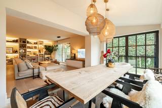 In een rustige en gegeerde residentiële wijk van Knokke bevindt zich deze volledig gerenoveerde woning, waar comfort, licht en hedendaagse...