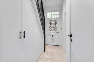 Situation dans la rue Paalstraat, cette agréable maison allie proximité, calme et fonctionnalité.Au rez-de-chaussée, vous entrez par le hall d'entrée...