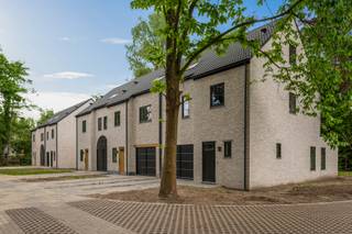 Gelegen op een goed bereikbare locatie, vlakbij invalswegen, winkels en openbaar vervoer bevinden zich deze instapklare en energiezuinige nieuwbouwwoningen. De woningen zijn afgewerkt volgens de laatste normen op gebied van isolatie, energiezuinigheid en comfort.<br />Het project omvat 9 woningen bestaande uit 4 gesloten en 5 halfopen bebouwingen. Elke woning heeft een inpandige garage met privé-oprit een privatieve tuin.<br /><br /><span><strong>Indeling</strong></span>: <br /><span><strong>Gelijkvloers</strong></span>:<br />inkomhal met gastentoilet - leefruimte ingedeeld in een zithoek - eetkamer en open ingerichte keuken met eiland - aangrenzend toegang tot de berging/wasplaats en de inpandige garage<br /><br /><span><strong>Verdieping 1:</strong></span> <br />overloop met toegang tot 3 kamers - badkamer 1 uitgerust met dubbele lavabo - ligbad - inloopdouche en toilet<br /><br /><span><strong>Verdieping 2: </strong></span><br />overloop met toegang tot 1 grote kamer - badkamer 2 uitgerust met lavabo - inloopdouche en toilet en een aparte berging.<br /><br /><span><strong>Bijzonderheden</strong></span>:<br />- zeer energiezuinig<br />- verwarming met warmtepomp<br />- zonnepanelen<br />- 3-voudige beglazing<br />- PVC - ramen<br />- veiligheidsdeuren<br />- hoge isolatiegraad en luchtdichtheid<br /><br />Voor bijkomende informatie en/of een geheel vrijblijvend bezoek gelieve contact op te nemen met ons kantoor - info@waterhuys.be - www.waterhuys.be/nieuwbouwprojecten - Vg-Wp-Gvv-Gvkr-Gmo-Gworg.