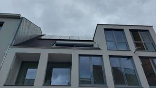Dit appartement is gelegen in het centrum van Koekelare, op een boogscheut van de markt en park De Mote.<br /><br />Afgewerkt met de nieuwste technieken: warmtepomp, zonnepanelen, vloerverwarming, LED-verlichting, zonnescreens, ...<br /><br />Deze passiefwoning genereert voldoende elektriciteit om geen afname van het net nodig te hebben: NUL verbruik.<br /><br />Bijkomende syndic kost van 75 euro per maand.