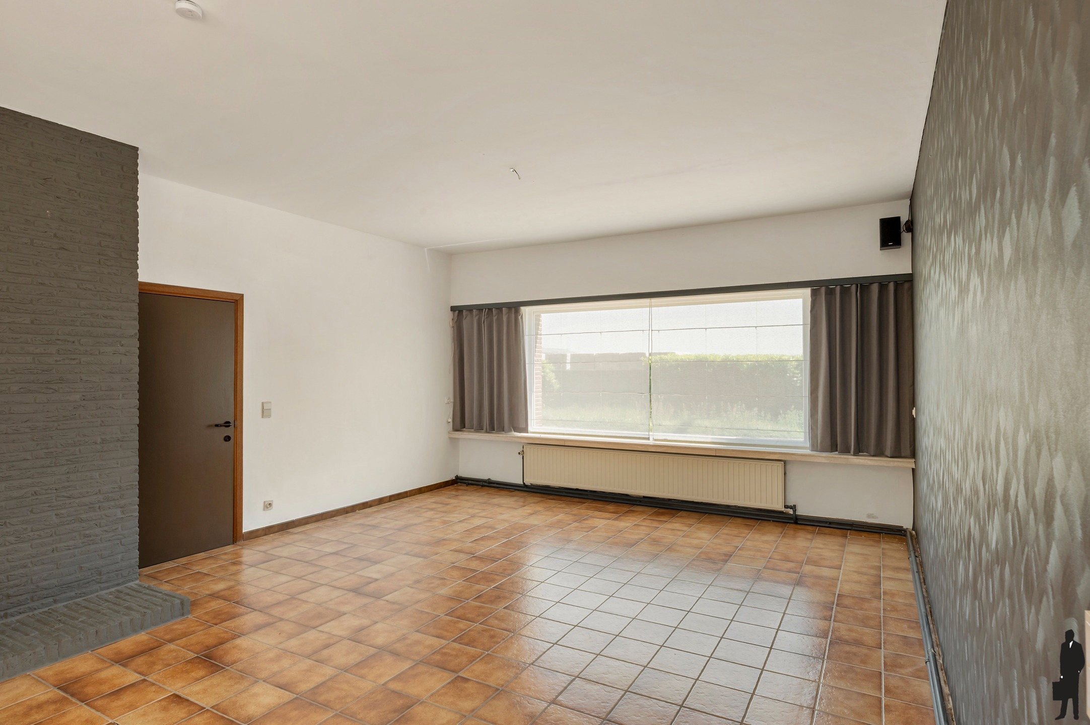 Rustig gelegen ruime gezinswoning met maar liefst 7 slaapkamers, meerdere garages en tal van praktische troeven. - foto 2