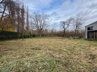 Mooie opportuniteit: één van de laatst beschikbare bouwgronden in de charmante Zonnewijk (Pius X) te Kortrijk. Omheind, rechthoekig stuk grond...