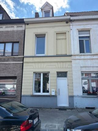 Te renoveren woning met 2 slaapkamers nabij het Astridpark.
