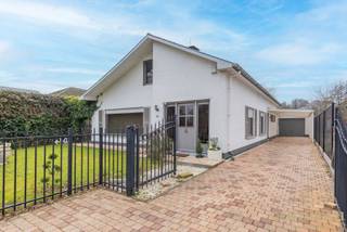 <p><strong>Altijd al willen "leven in weelde"? Dan is deze vrijstaande villa wellicht dé woning voor u!</strong><br /><br />In de grensgemeente <span><span>Weelde</span></span> bevindt zich deze gezellige en gerenoveerde vrijstaande villa met maar liefst vier ruime slaapkamers en een verwarmd buitenzwembad. Een ideale woning voor wie comfort, privacy en luxe wil combineren met ruimte en functionaliteit.</p>
<p>Bij binnenkomst treft u een inkomhal met aansluitend een bureau- of slaapkamer, perfect voor thuiswerk of gelijkvloers wonen. De woonkamer vormt het hart van de woning en biedt toegang tot de geïnstalleerde keuken en de gang. Via de gang bereikt u de zij-ingang, een gastentoilet en een extra logeerkamer.</p>
<p>De bijzonder ruime hoofdslaapkamer kijkt uit op de achtertuin en het zwembad en beschikt over een ensuite badkamer met ligbad, wastafel in meubel en een eigen toilet. De praktische bergruimte geeft via een afsluitbare schuifraam toegang tot het overdekte terras en de tuin.</p>
<p>Op de bovenverdieping leidt de vaste trap naar een royale overloop met toegang tot een ruime slaapkamer, een even ruime dressing en een luxueuze badkamer uitgerust met douche, dubbele wastafel, toilet en Finse sauna. Het aangrenzende terras beschikt over een unieke waterglijbaan die uitkomt in het met warmtepomp verwarmde zwembad. Het terras en de boordstenen zijn uitgevoerd in gebrande natuursteen, wat zorgt voor een stijlvolle en hoogwaardige uitstraling.</p>
<p>De volledig omheinde tuin garandeert optimale privacy en wordt vervolledigd door een gezellig barretje, een ruime garage en een automatisch bedienbare toegangs- en garagepoort.</p>
<h3>Pluspunten</h3>
<ul>
<li>
<p>Volledige privacy</p>
</li>
<li>
<p>Volledig omheind perceel</p>
</li>
<li>
<p>Verwarmd zwembad met waterglijbaan</p>
</li>
<li>
<p>2 badkamers en 4 slaapkamers</p>
</li>
<li>
<p>Mogelijkheid tot combinatie werk/wonen</p>
</li>
<li>
<p>Geïsoleerde kruipruimte</p>
</li>
<li>
<p>Aangelegd terras in gebrande natuursteen</p>
</li>
<li>
<p>CV-ketel vernieuwd (2026)</p>
</li>
<li>
<p>Ruime garage en oprit voor meerdere wagens</p>
</li>
<li>
<p>Centrale ligging, op een letterlijke steenworp van de Nederlandse grens</p>
</li>
<li>
<p>Vlakbij het gezellige Baarle-Nassau/Hertog en op korte afstand van Turnhout</p>
</li>
</ul>
<p>Een instapklare villa waar luxe, comfort en privacy centraal staan.</p>