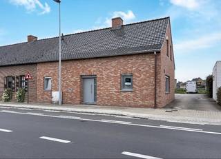 Gezellige knusse WONING - HOB bestaande uit : Ruime inkomhal met vestiaire, lichtrijke living met aanpalende veranda, beneden bureelruimte/hobby- of slaapkamer, uitgeruste keuken met spoeltafel, elektrische kookplaat, koelkast en dampkap, ruime badkamer beneden met inloopdouche, lavabomeubel en toilet, zeer ruime berging, ruime nachthall, 1 grote slaapkamer, zolderruimte met toilet en lavabo, gezellig ruim zongericht terras en 2 autostaanplaatsen ;<br /><br />- Gezellige woning op landelijke ligging ;<br />- Gelegen nabij invalswegen, scholen, winkels en openbaar vervoer ;<br />- CV op aardgas met hoogrendementsketel ;<br />- Ruime veranda voorzien van zonnescreen ;<br />- Onmiddellijk beschikbaar ;<br />- EPC: Label B<br /><br />==> Voor meer info of een bezoek gelieve ons kantoor te Waregem contacteren op 056/ 60.33.66 (Optie 2 Waregem) ;