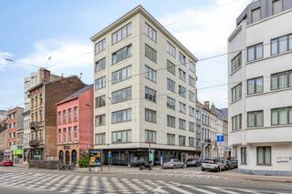 <strong>Appartement op toplocatie met terras!<br /><br />Indeling:<br /></strong><span>Men komt meteen binnen in de grote leefruimte met enorm veel daglicht dankzij alle raampartijen rondom rond. </span><span>Aansluitend, een </span><strong>geïnstalleerde open keuken</strong><span> voorzien van een koelkast, een kookplaat, een combi-oven, een wasmachine en voldoende opbergruimte. Via de keuken betreedt men het <strong>fenomenaal terras</strong>! </span><br /><span>Het appartement beschikt over </span><strong>een ruime slaapkamer</strong>, een gastentoilet en een badkamer voorzien van een ligbad, inloopodouche en een wastafel, alles op mozaïektegel.<br /><br /><strong>Bijzonderheden:<br /></strong><span>EPC label <strong>C</strong>;</span><br /><span>Maandelijkse kosten: 175 EUR/maand </span><em>[Beheer, verbruik/onderhoud gemeenschappelijke delen incl. lift + provisie verwarming<span> </span>warm/koud water]<br /><br /></em><strong>Ligging:<br /></strong><span>Goed gelegen dichtbij het Antwerpse Zuid en het centrum van Antwerpen, nabij het Stadspark. Te voet naar de Troon-of Marnixplaats of in het weekend naar de markt. Het appartement is gelegen te midden het bruisende Antwerpse stadsleven!</span>