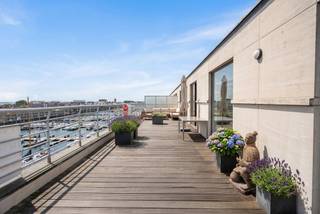 Deze uitzonderlijke penthouse is gelegen in het hart van Zeebrugge en biedt een uniek panoramisch zicht over de jachthaven. Een zeldzame...