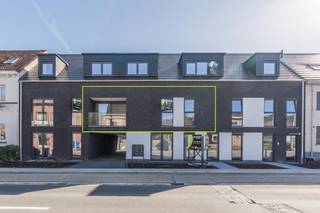 Instapklaar energiezuinig appartement, gelegen in het centrum van Onze-Lieve-Vrouw Olen, op wandel - / fietsafstand van winkels, openbaar vervoer, scholen, station, ..., en met een vlotte verbinding naar de omliggende gemeentes Geel, Westerlo, Herentals en Kasterlee, alsook de E313 en de E34.<br /><br />Dit appartement op de 1ste verdieping is bereikbaar met lift of trap en bestaat uit een woonkamer met volledig uitgeruste open keuken (vaatwas, koelkast, combi-oven, keramische kookplaat en dampkap), berging / wasplaats, apart toilet, nachthal, 3 slaapkamers, badkamer met inloopdouche en dubbele lavabo, en 2 terrassen.<br /><br />Achter het gebouw bevindt er zich een autostaanplaats.<br /><br />Het betreft een energiezuinige appartement met vloerverwarming op aardgas, ventilatiesysteem type C+ en regenwaterrecuperatie. <br /><br />Huurprijs: €920/maand | beschikbaarheid: 01/12/2026 | EPC: 49 kWh/m² (label A)