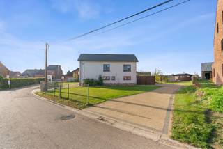 <p>In de rustige Linnebeekstraat ontdek je deze charmante gezinswoning met een bewoonbare oppervlakte van 175m², gelegen op een perceel van 10a. Zodra je binnenkomt, voel je de warme, huiselijke sfeer. De inkomhal leidt naar een ruime, lichtrijke living van 45m² waar gezelligheid en comfort hand in hand gaan. De aansluitende keuken vormt het hart van het huis – een plek waar je samen kookt, lacht en geniet van het uitzicht op de tuin.</p>
<p>De garage biedt extra mogelijkheden: perfect als hobbyruimte of eenvoudig om te vormen tot een derde slaapkamer of bureau. De woning telt twee badkamers, waarvan één recent vernieuwd en één die wacht op jouw persoonlijke toets. Boven vind je twee bijzonder ruime slaapkamers met laminaatparket, waar rust en licht centraal staan. Nieuwe ramen en een conforme elektriciteitsinstallatie maken dit huis instapklaar.</p>
<p>Buiten geniet je van een royale tuin die uitnodigt tot ontspannen, spelen of tuinieren. Gelegen in een aangename, groene buurt met vlotte verbindingen naar Zoutleeuw en Tienen, biedt deze woning het beste van twee werelden: rust en bereikbaarheid.</p>
<p>Zie jij jezelf hier al wonen? Neem gerust contact op en ontdek hoe deze woning jouw nieuwe thuis kan worden.</p>
<p><br /><span><strong><span>Bezoek inplannen : jan.berge@living-stone.be GSM : 0470/980 210 </span></strong></span></p>
<p>Zie jij jezelf hier al wonen? Neem gerust contact op en ontdek hoe deze woning jouw nieuwe thuis kan worden.</p>