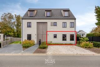 Dit charmant appartement is stijlvol afgewerkt met oog voor detail en biedt alle comfort dankzij de hoogwaardige afwerking. <br />Het appartement beschikt over twee slaapkamers, een mooie privatieve tuin, een eigen parkeerplaats en een private berging. <br />Dankzij het uiterst gunstige EPC geniet je bovendien van energiezuinig en comfortabel wonen.<br /><br />=> Ligging<br />Het appartement is gelegen op een aangename locatie, vlak bij het gezellige centrum van Achel. Winkels, een bakker, scholen, horeca en andere dagelijkse voorzieningen bevinden zich op wandelafstand. Daarnaast geniet je van de mooie groene omgeving met tal van wandel- en fietsmogelijkheden. Ook Hamont, Pelt en de Nederlandse grens zijn vlot bereikbaar.<br /><br />=> Gelijkvloers<br />- Stijlvolle inkomhal met glazen deur naar de woonkamer<br />- Open en lichtrijke woonkamer met grote raampartijen, een gezellige zithoek en een mooi zicht op de tuin met terras<br />- Leefruimte/keuken is voorzien van airco <br />- Praktisch ingerichte leefkeuken, uitgerust met kwalitatieve toestellen en voldoende kastruimte<br />- Ruime slaapkamer met ingebouwde kasten en airco<br />- Tweede slaapkamer met ingebouwde kasten<br />- Moderne badkamer met inloopdouche en enkele lavabo in fraai badkamermeubel<br />- Verder beschikt het appartement nog over een wasplaats/berging en apart toilet met lavabo <br /><br />=> Tuin<br />- Mooi betegeld terras, rechtstreeks bereikbaar vanuit de leefruimte via het schuifraam<br />- Verzorgd aangelegde en volledig omheinde tuin<br />- Er is ook een aparte toegang tot de tuin langs de achterzijde<br />- Achteraan in de tuin bevindt zich een tuinhuis met overdekt terras<br /><br />=> Indeling<br />- Gelijkvloers: inkomhal, apart toilet, woonkamer met open keuken, twee slaapkamers, badkamer, wasplaats/berging, autostaanplaats, buitenberging <br />- Tuin: tuinhuis