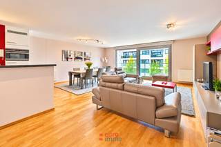 Deze topper van maar eventjes 103m² heeft zowel vooraan kant winkelstraat als aan de zuidgerichte achterkant een leuk terras. De ultra grote woonruimte is uiteraard een grote troef voor dit mooie pand. Daarnaast is de keuken compleet ingericht met aanhorige, grote berging. De badkamer is voorzien van zowel bad als inloopdouche én dubbele wastafel. Afzonderlijk toilet op de gang. Achteraan bevinden zich de 2 volwaardige slaapkamers mét toegang tot het terras.<br />U heeft de mogelijkheid om op een boogscheut een garage aan te kopen onder de Zeedijk mits supplement. Meubels incluis. EPC-waarde: 67 (Label A).<br />