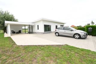 Deze pas gerenoveerde bungalow heeft alles in huis voor wie thuis komt om te genieten.Een alleenstaande woning tussen velden en weiden, vanop het...