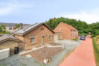 Bent u op zoek naar een ruime, praktische woning op een toplocatie in Asse? Dan is deze charmante bungalow in de Petrus Ascanusstraat beslist...