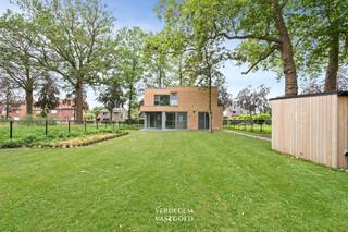 <p><span>Ligging<br /></span><span>In een rustige, groene woonstraat vind je deze uitzonderlijke nieuwbouwvilla. <br />De Sanderuslaan wordt geflankeerd door statige, volwassen bomen die de straat een residentieel en tijdloos karakter geven  een zeldzaam groen kader voor een woning van deze klasse. <br />Je woont hier in alle sereniteit, en toch ben je in geen tijd in het centrum van Evergem of Gent. <br />Scholen, winkels en openbaar vervoer liggen vlakbij.<br /><br /></span><span>Architecturale topper tot in detail afgewerkt<br /></span><span>Deze recent afgewerkte villa is een voorbeeld van hedendaagse architectuur: een strak volume, opgetrokken in een warme, genuanceerde gevelsteen die prachtig contrasteert met de houtaccenten rond de ramen. <br />De volledig omheinde voortuin met sierlijk zwart hekwerk en verzorgde oprit maken het plaatje compleet. <br />Binnen ontdek je een afwerking van topniveau. <br />De inkomhal zet meteen de toon: de steellook glasdeuren en de sculpturale trap zijn blikvangers.<br />Terwijl de op maat gemaakte inbouwkasten voor mooie en functionele opbergruimte zorgen.<br />De open leefruimte baadt in natuurlijk licht dankzij de grote raampartijen en brede schuiframen, die uitgeven op het omliggend groen, het overdekte terras en de tuin. <br />De open keuken is een blikvanger: een fraai keukeneiland in licht hout, tijdloos witte kasten en ingebouwde toestellen sluiten naadloos aan op de leefruimte.<br />De grootformaat vloertegels in een zachte, lichte tint lopen door de hele woning en zorgen voor rust en eenheid.<br />De woning telt vier ruime slaapkamers, stuk voor stuk badend in natuurlijk licht en met een prachtig zicht op het omliggende groen.<br />Een bijzondere troef is de gelijkvloerse slaapkamer met aansluitend badkamergedeelte.<br />Er zijn bovendien twee volwaardige badkamers, alles knap afgewerkt.<br /><br />Rondom de woning geniet je van een royale, volledig omheinde tuin. <br />De aanleg is verzorgd, en de volwassen bomen zorgen meteen voor een uniek decor.<br />De ruime inpandige garage met automatische sectionaalpoort biedt plaats voor je wagen en extra berging.<br />Het tuinhuis is perfect als buitenberging.<br /><br /></span><span>Extra<br /></span><span>/ automatische poort met brievenbus en parlofoon<br />/ geothermie en warmtepomp voor vloerverwarming en koeling<br />/ domotica<br />/ ventilatiesysteem D<br />/ zonnepanelen met batterij<br />/ alarm<br />/ laadpaalvoorziening in garage<br />/ EPC A+<br />/ regenwaterput 10.000l<br />/ septische put 2500l<br />/ omheinde tuin en buitenverlichting<br />/ grasrobot<br /><br /></span><span>Troeven<br /></span><span>/ locatie<br />/ kwaliteit<br />/ energiezuinig<br />/ wonen zonder zorgen!<br /><br /></span><span>Financieel<br /></span><span>/ prijs op aanvraag<br /><br /><br /></span></p>